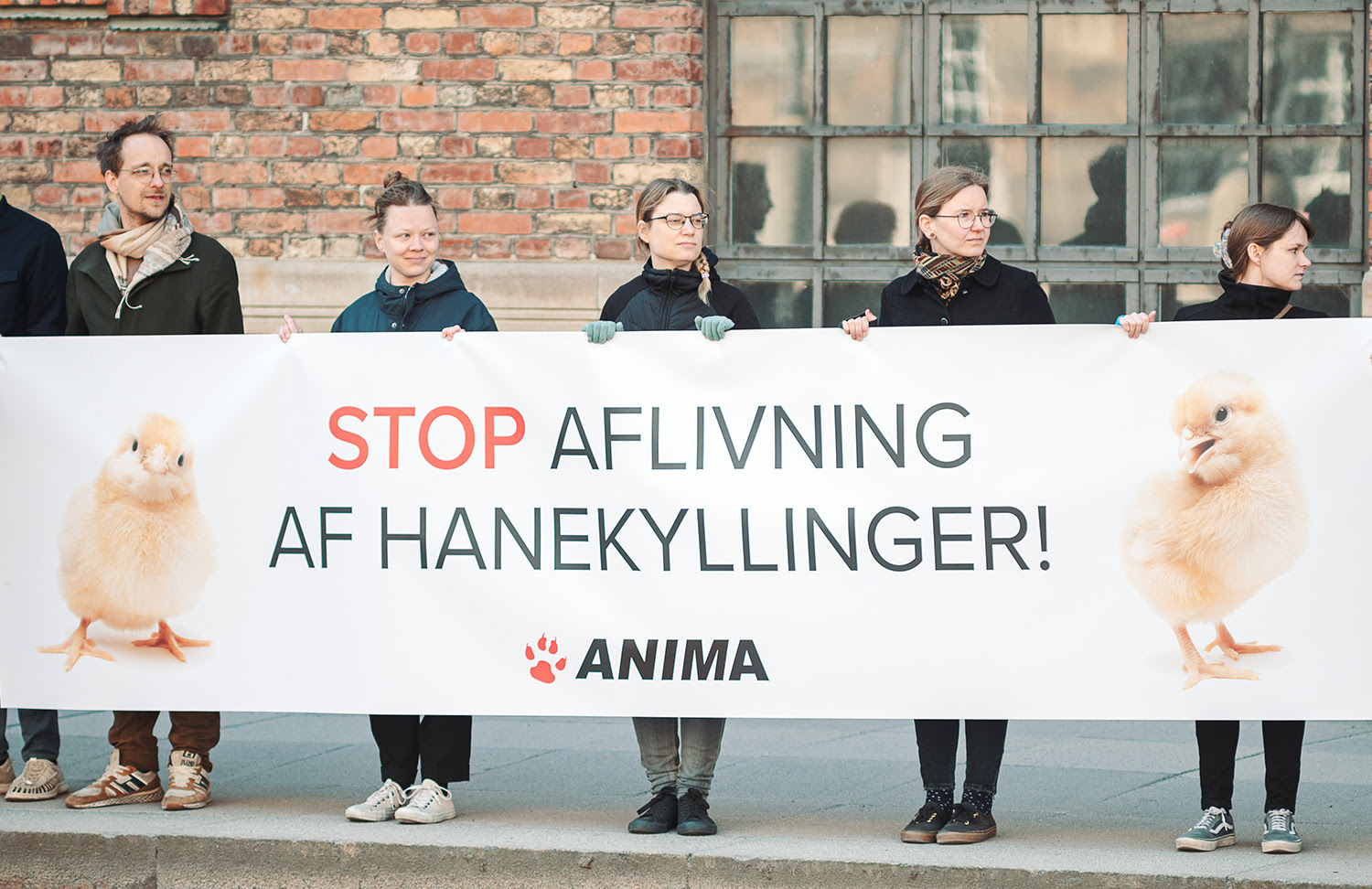 Anima med banner foran Christiansborg
